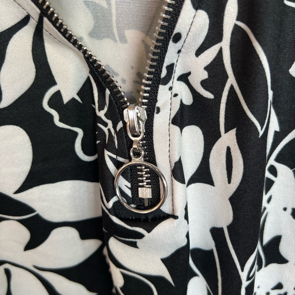 🖤 Women’s 3XL Black & White Floral Top w/ Ladder Sleeves 🖤 - Picture 3 of 7